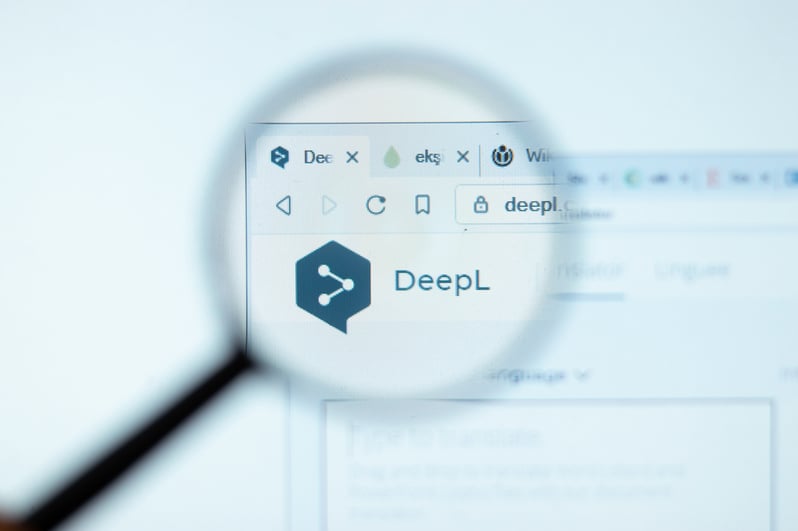 Lupe zeigt DeepL Logo