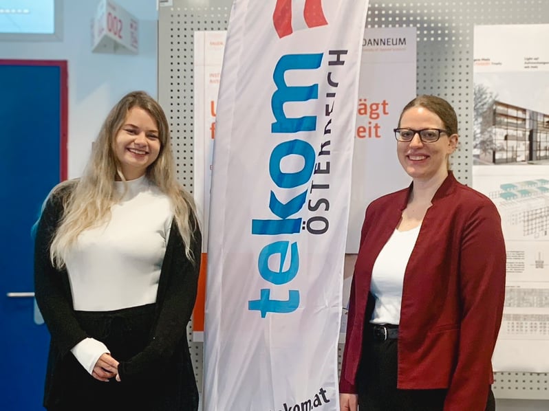 Luisa Ehrenreich and Carina Gerstl standing next to a Tekom Austria banner